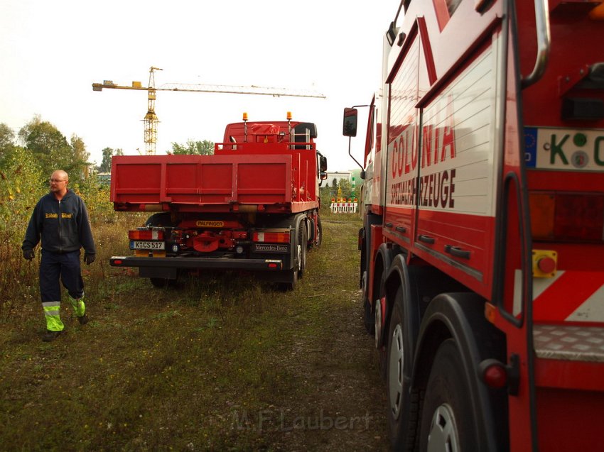 LKW faehrt in den Rhein Langel Hitdorf Faehre P289.JPG